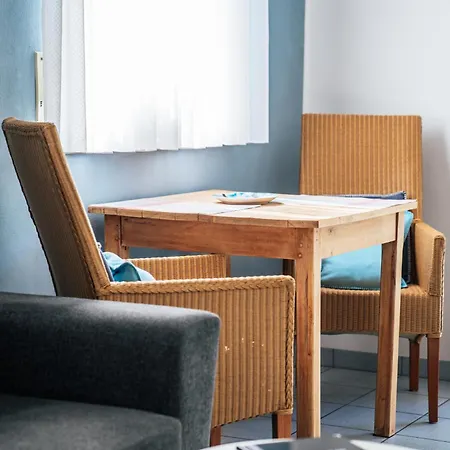 Roussel Restaurant アパート