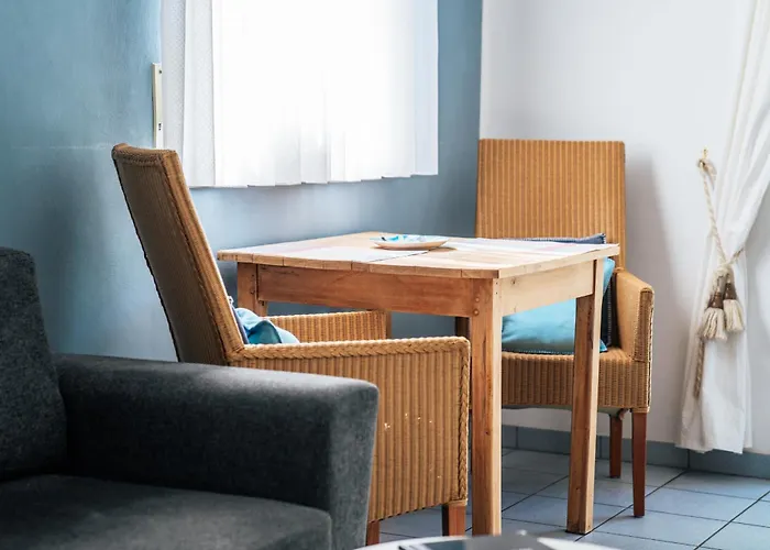 Roussel Restaurant Apartment